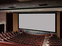 Ecrã de tela branca com grandes dimensões num auditório