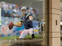 Película colada no vidro de uma montra com imagem projectada